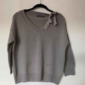 Chandail en laine de couleur taupe  avec brillants et boucle nouée